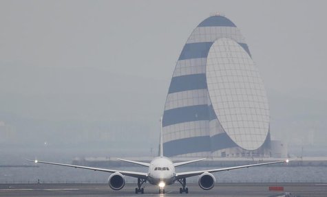 An All Nippon Airways' (ANA) Boeing Co's 787 Dreamliner plane, which flew from Sapporo in Northern Japan, taxis after landing at Haneda airp An All Nippon Airways' (ANA) Boeing Co's 787 Dreamliner plane, which flew from Sapporo in Northern Japan, taxis after landing at Haneda airp