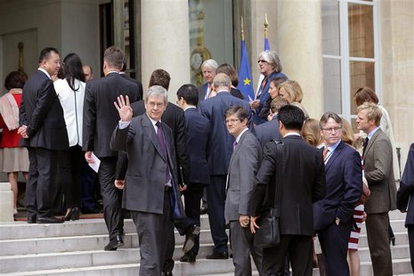 Philippe Varin (C), Chief Executive Officer of French carmaker PSA Peugeot Citroen, arrives with members of the China Entrepreneur Club and Philippe Varin (C), Chief Executive Officer of French carmaker PSA Peugeot Citroen, arrives with members of the China Entrepreneur Club and