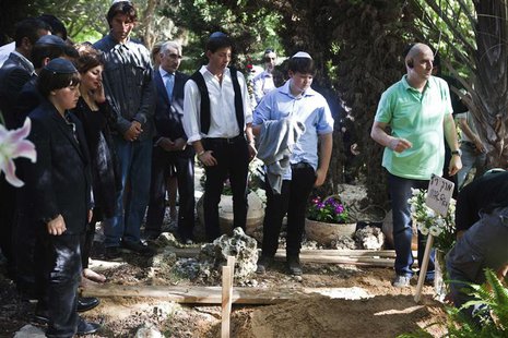 Relatives and friends attend the funeral of Marc Rich at Kibbutz Einat cemetery near Tel Aviv June 27, 2013. REUTERS/Nir Elias Relatives and friends attend the funeral of Marc Rich at Kibbutz Einat cemetery near Tel Aviv June 27, 2013. REUTERS/Nir Elias