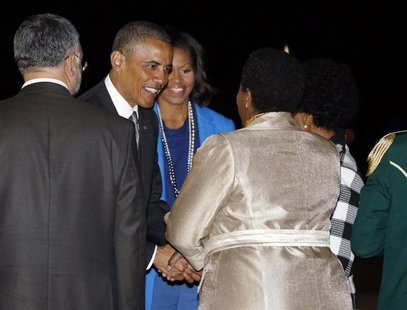U.S. President Barack Obama and first lady Michelle Obama arrive at Waterkloof Air Base in South Africa, June 28, 2013. REUTERS/Jason Reed U.S. President Barack Obama and first lady Michelle Obama arrive at Waterkloof Air Base in South Africa, June 28, 2013. REUTERS/Jason Reed