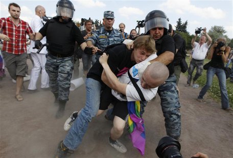 An anti-gay protester (R) clashes with a gay rights activist during a Gay Pride event in St. Petersburg, June 29, 2013. REUTERS/Alexander De An anti-gay protester (R) clashes with a gay rights activist during a Gay Pride event in St. Petersburg, June 29, 2013. REUTERS/Alexander De