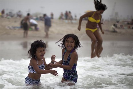 Celeste Hidalgo, 7, (R) and Alana Griego, 5, cool off in the Pacific ocean during a heat wave in Santa Monica, California, June 28, 2013. RE Celeste Hidalgo, 7, (R) and Alana Griego, 5, cool off in the Pacific ocean during a heat wave in Santa Monica, California, June 28, 2013. RE