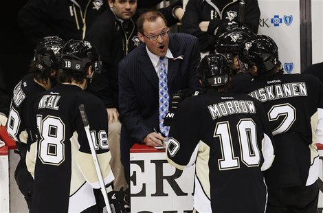 Pittsburgh Penguins head coach Dan Bylsma (C) strategizes with players (L-R): Kris Letang, James Neal, Brenden Morrow and Matt Niskanen in t Pittsburgh Penguins head coach Dan Bylsma (C) strategizes with players (L-R): Kris Letang, James Neal, Brenden Morrow and Matt Niskanen in t