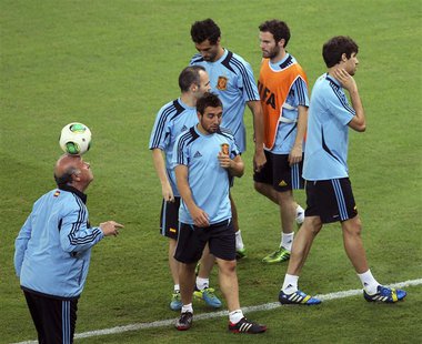 Spain's coach Vicente del Bosque (L) takes part in a training session at Maracana stadium in Rio de Janeiro June 29, 2013. Spain will play a Spain's coach Vicente del Bosque (L) takes part in a training session at Maracana stadium in Rio de Janeiro June 29, 2013. Spain will play a