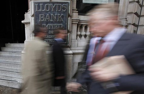 Pedestrians walk past a branch of Lloyds Bank in the City of London November 3, 2009. REUTERS/Andrew Winning Pedestrians walk past a branch of Lloyds Bank in the City of London November 3, 2009. REUTERS/Andrew Winning