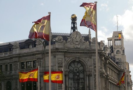 Spanish flags are seen in front of the Bank of Spain headquarters in Madrid, May 9, 2013. REUTERS/Paul Hanna Spanish flags are seen in front of the Bank of Spain headquarters in Madrid, May 9, 2013. REUTERS/Paul Hanna