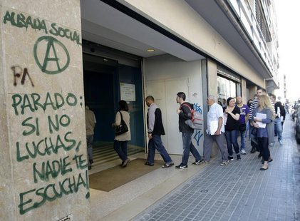 People enter an unemployment registry office in Mataro near Barcelona June 4, 2013. REUTERS/Gustau Nacarino People enter an unemployment registry office in Mataro near Barcelona June 4, 2013. REUTERS/Gustau Nacarino
