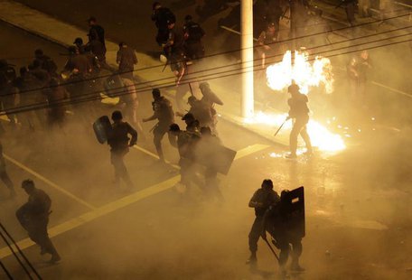 Riot police clash with demonstrators during a protest on the streets of Rio de Janeiro June 30, 2013. REUTERS/Ricardo Moraes Riot police clash with demonstrators during a protest on the streets of Rio de Janeiro June 30, 2013. REUTERS/Ricardo Moraes