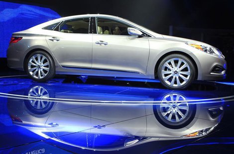 The Hyundai Azera is unveiled at the LA Auto Show in Los Angeles, California, November 16, 2011. REUTERS/Lucy Nicholson The Hyundai Azera is unveiled at the LA Auto Show in Los Angeles, California, November 16, 2011. REUTERS/Lucy Nicholson