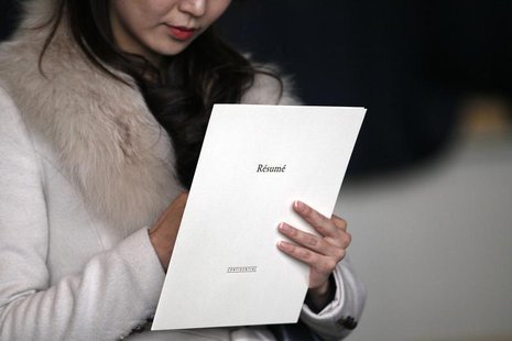 A woman clutches her resume at the Colorado Hospital Association health care career fair in Denver April 9, 2013. REUTERS/Rick Wilking A woman clutches her resume at the Colorado Hospital Association health care career fair in Denver April 9, 2013. REUTERS/Rick Wilking