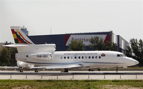 Bolivian presidential plane taxis to the runway before leaving the Vienna International Airport in Schwechat July 3, 2013. REUTERS/Heinz-Pet Bolivian presidential plane taxis to the runway before leaving the Vienna International Airport in Schwechat July 3, 2013. REUTERS/Heinz-Pet
