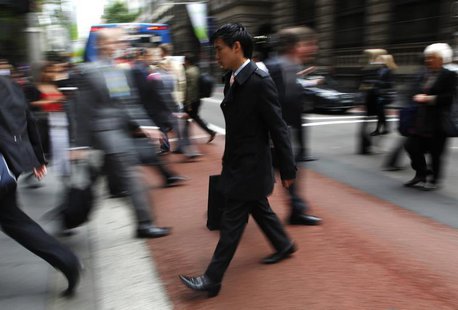 Office workers walk during morning peak hour in central Sydney October 28, 2009. REUTERS/Daniel Munoz Office workers walk during morning peak hour in central Sydney October 28, 2009. REUTERS/Daniel Munoz