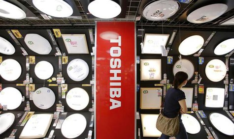 The logo of Toshiba Corp is seen at an electronics store in Yokohama, south of Tokyo, June 25, 2013. REUTERS/Toru Hanai The logo of Toshiba Corp is seen at an electronics store in Yokohama, south of Tokyo, June 25, 2013. REUTERS/Toru Hanai
