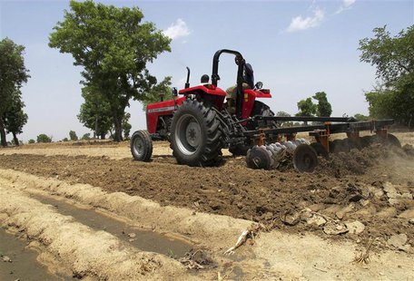 Farmers plow the field in Saulawa village, on the outskirts of Nigeria's north-central state of Kaduna May 15, 2013. REUTERS/Joe Brock Farmers plow the field in Saulawa village, on the outskirts of Nigeria's north-central state of Kaduna May 15, 2013. REUTERS/Joe Brock