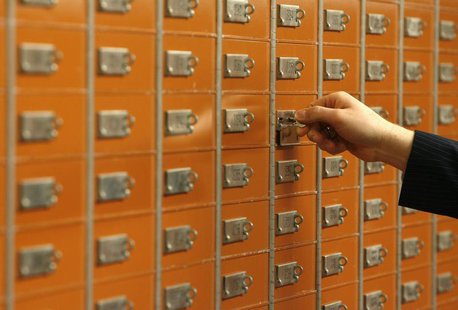 An employee checks a safe box in the vault of a Swiss bank in Basel January 21, 2009. Picture taken January 21, 2009. REUTERS/Arnd Wiegmann An employee checks a safe box in the vault of a Swiss bank in Basel January 21, 2009. Picture taken January 21, 2009. REUTERS/Arnd Wiegmann