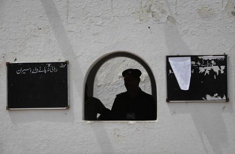 Policemen are seen silhouetted at the entrance of the Sargodha jail in Punjab province on June 24, 2010. REUTERS/Faisal Mahmood Policemen are seen silhouetted at the entrance of the Sargodha jail in Punjab province on June 24, 2010. REUTERS/Faisal Mahmood