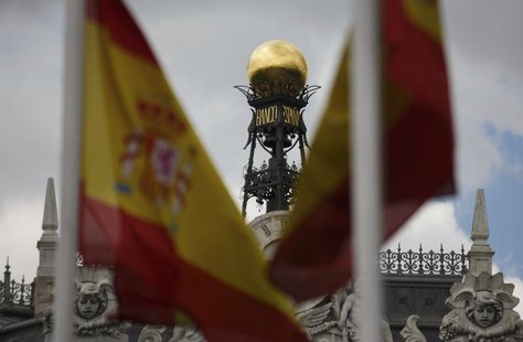 The dome of the Bank of Spain is seen between Spanish flags in central Madrid June 19, 2013. REUTERS/Sergio Perez The dome of the Bank of Spain is seen between Spanish flags in central Madrid June 19, 2013. REUTERS/Sergio Perez