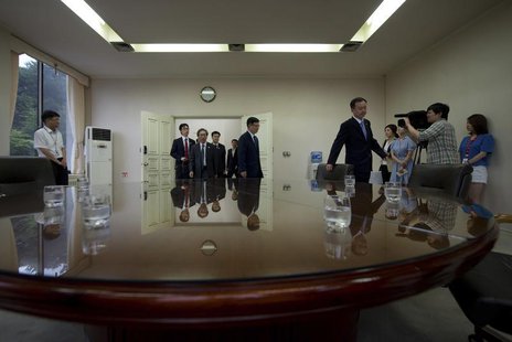 Suh Ho (centre R), head of the South Korean working-level delegation, leads his colleagues to a meeting as they prepare to depart for the No Suh Ho (centre R), head of the South Korean working-level delegation, leads his colleagues to a meeting as they prepare to depart for the No