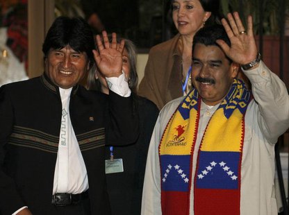 Bolivia's President Evo Morales (L) and his Venezuelan counterpart Nicolas Maduro wave during a meeting in Cochabamba, July 4, 2013. REUTERS Bolivia's President Evo Morales (L) and his Venezuelan counterpart Nicolas Maduro wave during a meeting in Cochabamba, July 4, 2013. REUTERS