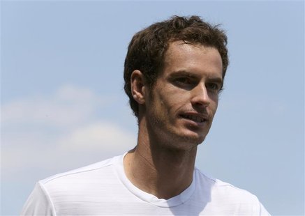Andy Murray of Britain trains on a practise court at the Wimbledon Tennis Championships, in London July 6, 2013. REUTERS/Suzanne Plunkett Andy Murray of Britain trains on a practise court at the Wimbledon Tennis Championships, in London July 6, 2013. REUTERS/Suzanne Plunkett