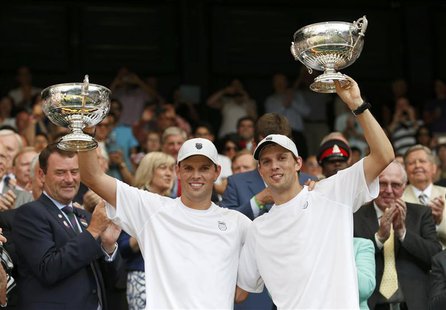 Bob Bryan (REAR) and Mike Bryan of the U.S. celebrate after defeating Ivan Dodig of Croatia and Marcelo Melo of Brazil in their men's double Bob Bryan (REAR) and Mike Bryan of the U.S. celebrate after defeating Ivan Dodig of Croatia and Marcelo Melo of Brazil in their men's double