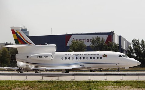 Bolivian presidential plane taxis to the runway before leaving the Vienna International Airport in Schwechat July 3, 2013. REUTERS/Heinz-Pet Bolivian presidential plane taxis to the runway before leaving the Vienna International Airport in Schwechat July 3, 2013. REUTERS/Heinz-Pet