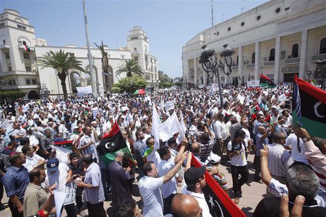Protesters gather in Algeria Square to demand the departure of all armed battalions, in Tripoli July 7, 2013. REUTERS/Ismail Zitouny Protesters gather in Algeria Square to demand the departure of all armed battalions, in Tripoli July 7, 2013. REUTERS/Ismail Zitouny