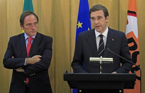 Portuguese Foreign Affairs Minister Paulo Portas (L) listens to Prime Minister Pedro Passos Coelho during a statement to the media in Lisbon Portuguese Foreign Affairs Minister Paulo Portas (L) listens to Prime Minister Pedro Passos Coelho during a statement to the media in Lisbon