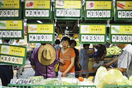 A customer looks at vegetables under price tags at a supermarket in Hangzhou, Zhejiang province July 9, 2013. REUTERS/Stringer A customer looks at vegetables under price tags at a supermarket in Hangzhou, Zhejiang province July 9, 2013. REUTERS/Stringer