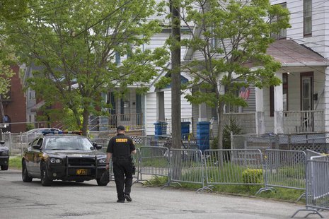A police officer walks past the house (R) where three women who vanished as teenagers about a decade ago were discovered alive, in Cleveland A police officer walks past the house (R) where three women who vanished as teenagers about a decade ago were discovered alive, in Cleveland