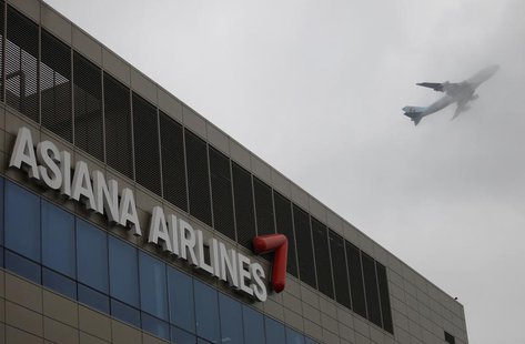 Aircraft flies over the head office of Asiana Airlines in Seoul July 7, 2013. REUTERS/Kim Hong-Ji Aircraft flies over the head office of Asiana Airlines in Seoul July 7, 2013. REUTERS/Kim Hong-Ji