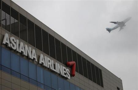 Aircraft flies over the head office of Asiana Airlines in Seoul July 7, 2013.
Credit: Reuters/Kim Hong-Ji Aircraft flies over the head office of Asiana Airlines in Seoul July 7, 2013.
Credit: Reuters/Kim Hong-Ji