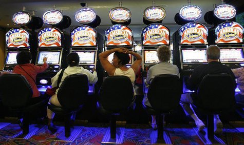 Gamers play the slot machines at the Empire City Casino in Yonkers, New York June 23, 2009. REUTERS/Lucas Jackson Gamers play the slot machines at the Empire City Casino in Yonkers, New York June 23, 2009. REUTERS/Lucas Jackson