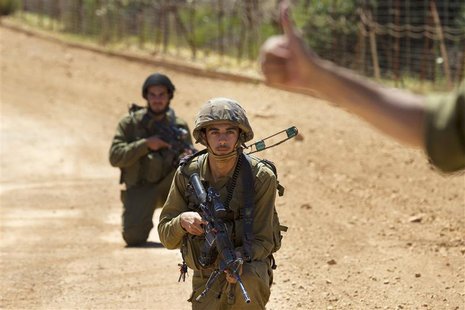 Israeli soldiers patrol along Israel's border with Lebanon near the northern village of Avivim July 3, 2013. REUTER/Baz Ratner Israeli soldiers patrol along Israel's border with Lebanon near the northern village of Avivim July 3, 2013. REUTER/Baz Ratner