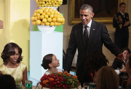 U.S. President Barack Obama and First Lady Michelle Obama (L) host the second annual "Kids' State Dinner", to honor the winners of a nationw U.S. President Barack Obama and First Lady Michelle Obama (L) host the second annual "Kids' State Dinner", to honor the winners of a nationw