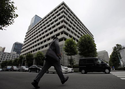A man walks past the Bank of Japan headquarters in Tokyo July 5, 2013. REUTERS/Toru Hanai A man walks past the Bank of Japan headquarters in Tokyo July 5, 2013. REUTERS/Toru Hanai