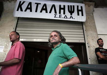 Athens' municipal employees take part in a protest outside the town hall of Athens July 10, 2013. REUTERS/Yorgos Karahalis Athens' municipal employees take part in a protest outside the town hall of Athens July 10, 2013. REUTERS/Yorgos Karahalis