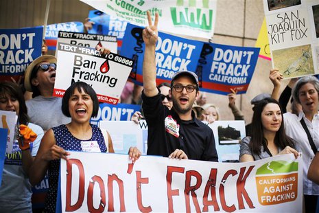 Filmmaker Josh Fox (C) joins a protest against fracking in California, in Los Angeles in this May 30, 2013 file photo. REUTERS/Lucy Nicholso Filmmaker Josh Fox (C) joins a protest against fracking in California, in Los Angeles in this May 30, 2013 file photo. REUTERS/Lucy Nicholso