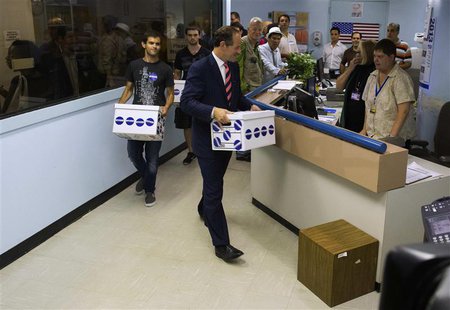 Former New York Governor Eliot Spitzer (C) delivers signatures to the board of elections office in New York July 11, 2013. REUTERS/Eric Thay Former New York Governor Eliot Spitzer (C) delivers signatures to the board of elections office in New York July 11, 2013. REUTERS/Eric Thay