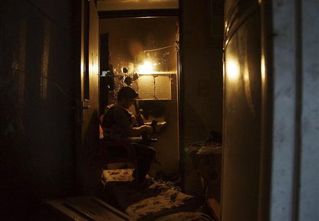 A Free Syrian Army fighter inspects his weapon inside a house in Deir al-Zor July 11, 2013. Picture taken July 11, 2013. REUTERS/Khalil Asha A Free Syrian Army fighter inspects his weapon inside a house in Deir al-Zor July 11, 2013. Picture taken July 11, 2013. REUTERS/Khalil Asha
