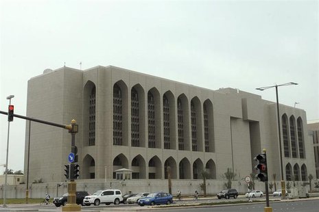 Vehicles stop at a red light in front of the main branch of UAE Central Bank in Abu Dhabi, January 29, 2013. REUTERS/Ben Job (UNITED ARAB EM Vehicles stop at a red light in front of the main branch of UAE Central Bank in Abu Dhabi, January 29, 2013. REUTERS/Ben Job (UNITED ARAB EM