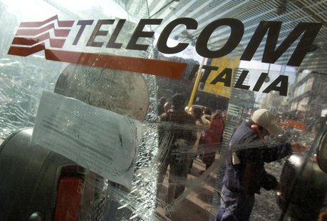 A man uses a Telecom Italia phone booth at a bus stop in Rome December 3, 2008. REUTERS/Chris Helgren A man uses a Telecom Italia phone booth at a bus stop in Rome December 3, 2008. REUTERS/Chris Helgren