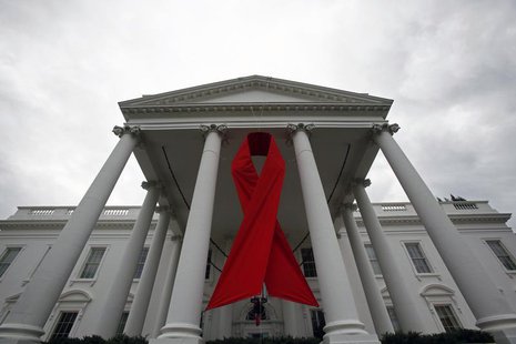 An AIDS ribbon hangs from the North Portico of the White House in Washington, November 30, 2010. REUTERS/Jim Young An AIDS ribbon hangs from the North Portico of the White House in Washington, November 30, 2010. REUTERS/Jim Young