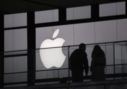People walk past the Apple logo near an Apple Store at a shopping area in central Beijing February 19, 2013. To match CHINAMOBILE-IPHONE/ People walk past the Apple logo near an Apple Store at a shopping area in central Beijing February 19, 2013. To match CHINAMOBILE-IPHONE/