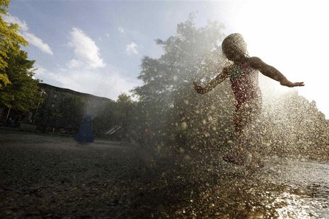A girl cools off in the water from a playground sprinkler in the Brooklyn borough of New York July 15, 2013. REUTERS/Brendan McDermid A girl cools off in the water from a playground sprinkler in the Brooklyn borough of New York July 15, 2013. REUTERS/Brendan McDermid