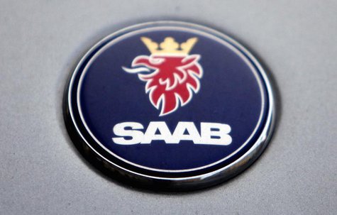 The logo of Swedish manufacturer Saab is seen on a car in Prague June 13, 2012. REUTERS/David W Cerny The logo of Swedish manufacturer Saab is seen on a car in Prague June 13, 2012. REUTERS/David W Cerny