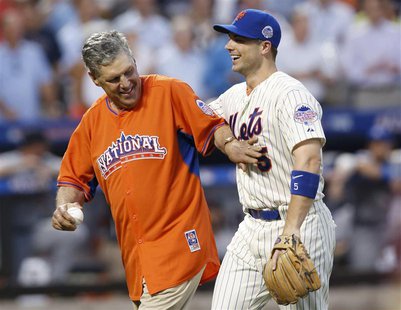 Former New York Mets pitcher Tom Seaver (L) is greeted by the Mets' David Wright after throwing out the ceremonial first pitch ahead of Majo Former New York Mets pitcher Tom Seaver (L) is greeted by the Mets' David Wright after throwing out the ceremonial first pitch ahead of Majo
