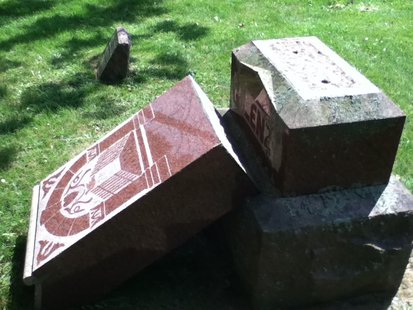 vandalized gravestone
vandalized gravestone