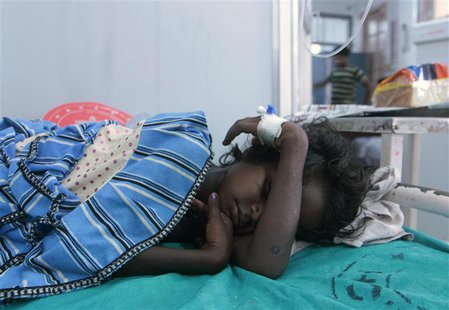 A sick child rests at a hospital after consuming contaminated school meals in the eastern Indian city of Patna July 17, 2013. REUTERS/String A sick child rests at a hospital after consuming contaminated school meals in the eastern Indian city of Patna July 17, 2013. REUTERS/String