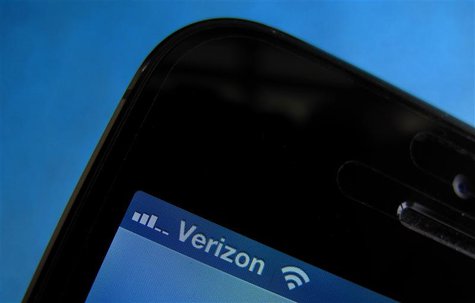 A photo illustration shows the Verizon wireless carrier icon on a mobile phone screen in Encinitas, California June 6, 2013. REUTERS/Mike Bl A photo illustration shows the Verizon wireless carrier icon on a mobile phone screen in Encinitas, California June 6, 2013. REUTERS/Mike Bl